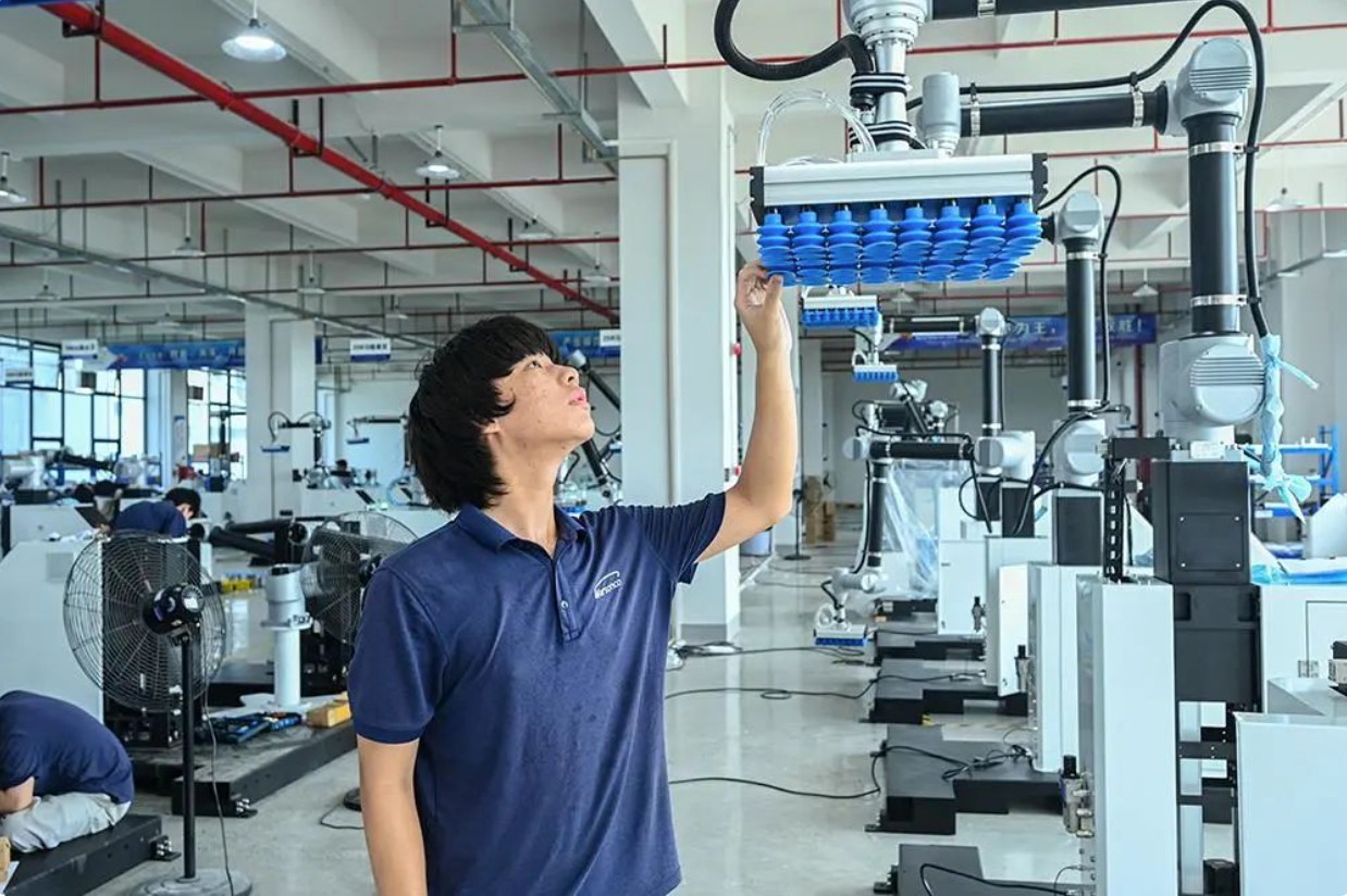 智能码垛机器人：高效精准新宠，革新仓储物流码垛模式